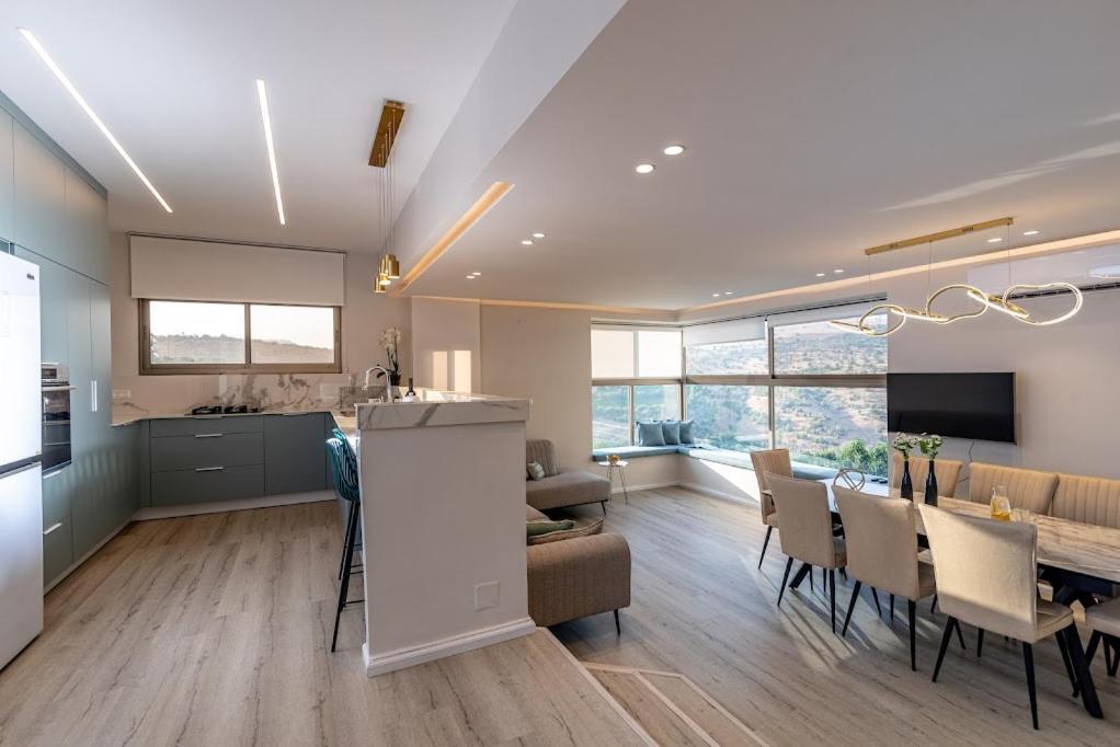 L.T.D Luxury Apartments 4 Bedroom Panoramic View 提比里亞 外观 照片