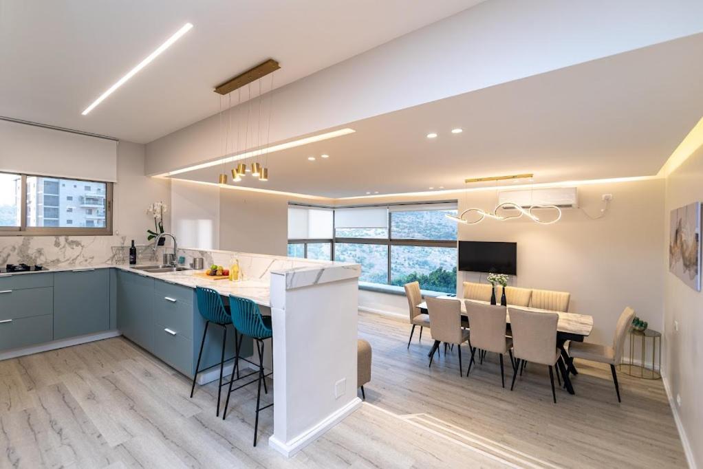 L.T.D Luxury Apartments 4 Bedroom Panoramic View 提比里亞 外观 照片