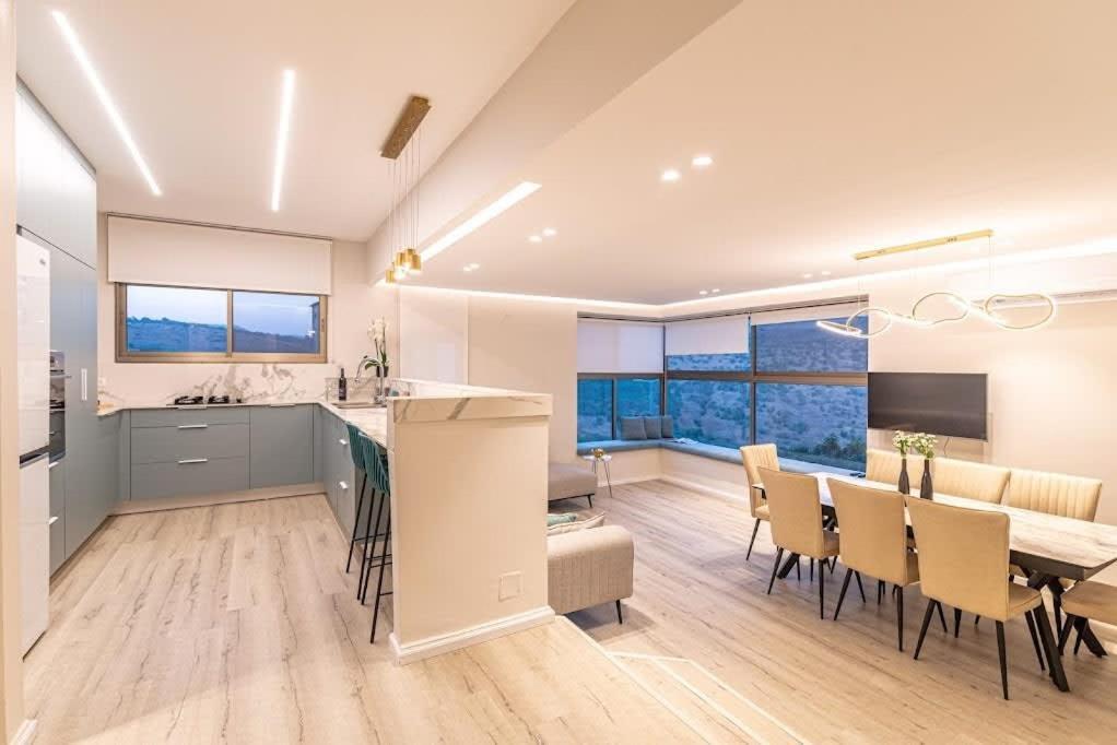 L.T.D Luxury Apartments 4 Bedroom Panoramic View 提比里亞 外观 照片