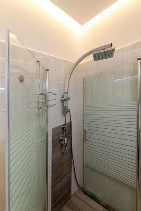 L.T.D Luxury Apartments 4 Bedroom Panoramic View 提比里亞 外观 照片