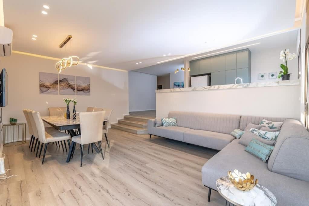 L.T.D Luxury Apartments 4 Bedroom Panoramic View 提比里亞 外观 照片
